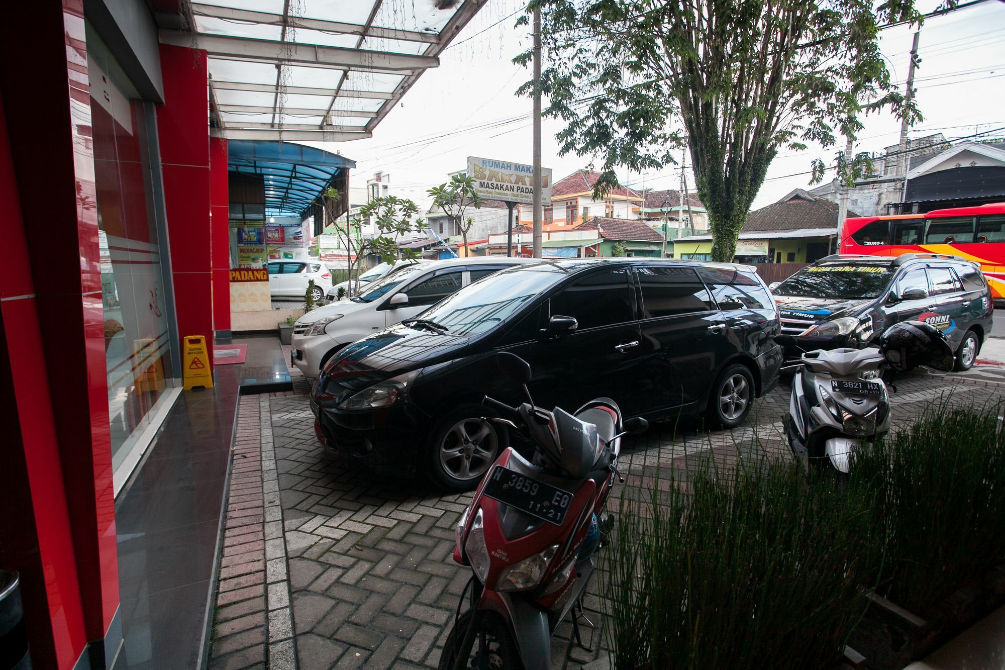 Reddoorz Near Hawaii Water Park Hotel